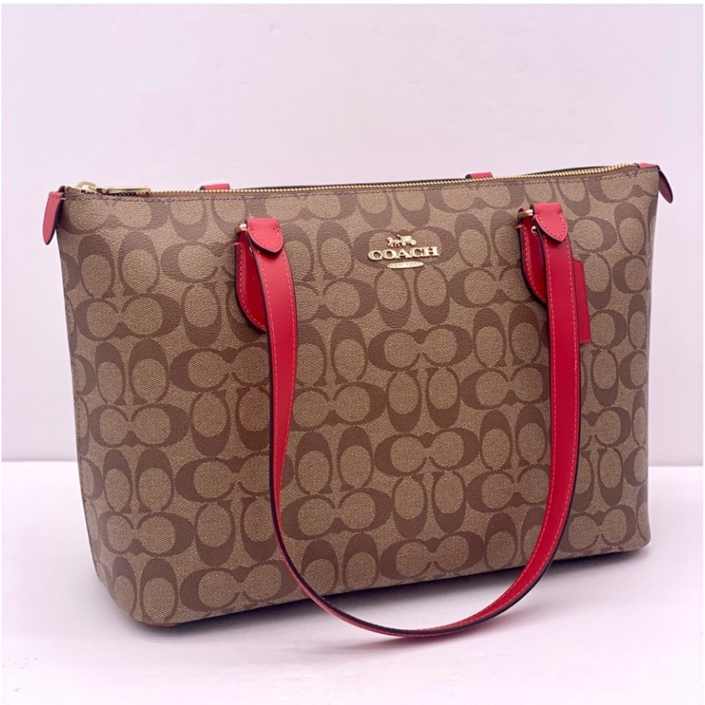 Coach Gallery Tote In
Signature Canvas
$178 $378 - Picture 8 of 14
